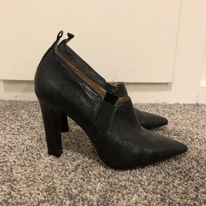 Elizabeth and James Pumps